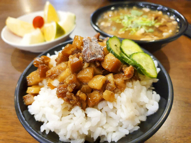【台東美食】上味食堂 2019台灣滷肉飯節 懷舊風 骨董行李箱牆 很威的花生法式吐司