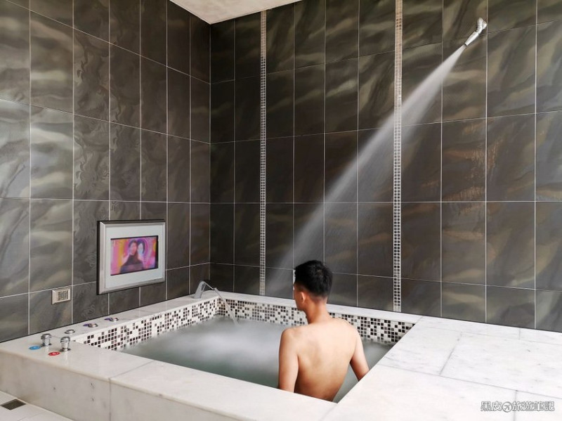 台中住宿。汽車旅館│艾菲爾文化旅店，三井outlet 摩天輪就在附近唷 - 黑皮的旅遊筆記