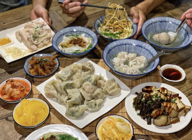 【麵容餃好】苗栗頭份建國路上新開幕文青風麵食水餃館，主打阿姨現包水餃、麵食，內用還有喝到飽的仙草奶凍、仙草茶，好喝又消暑！ - 阿華田的美食日記