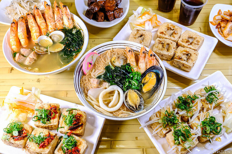 蝦蝦麵湯頭鮮甜，百川通食舖海鮮麵、臭豆腐專賣，鮑魚、淡菜等海鮮蓋滿雞絲麵好澎湃！