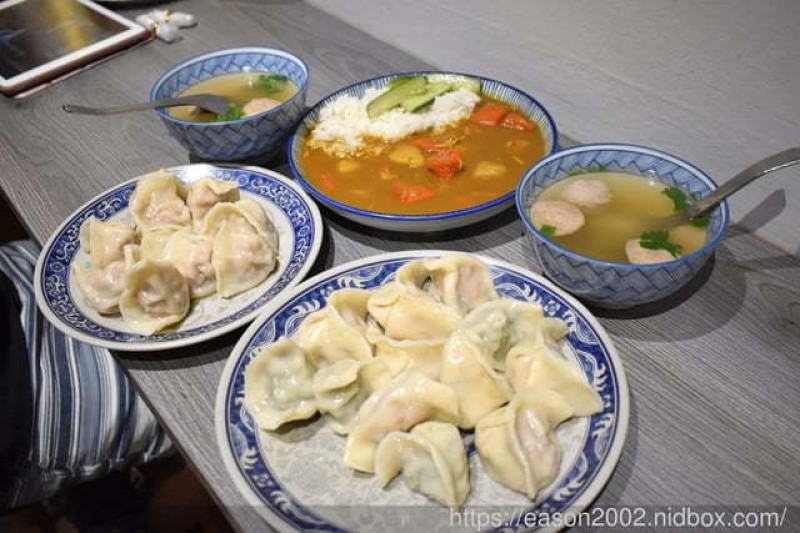 秝秝飽滿手工水餃新港店。多達12種不同風物水餃，可選擇。料多實在。剝皮辣椒豬肉餃/鄉村絲瓜干貝豬肉水餃/麻香九層塔豬肉水餃