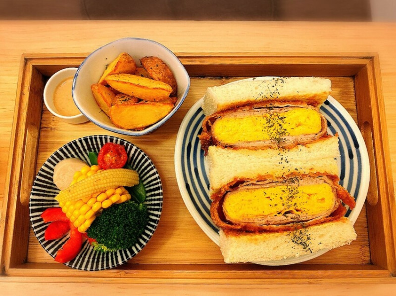 【台中 早午餐】一人一伴 ともだち，千層豬排玉子燒三明治人氣第一名！超級Juicy