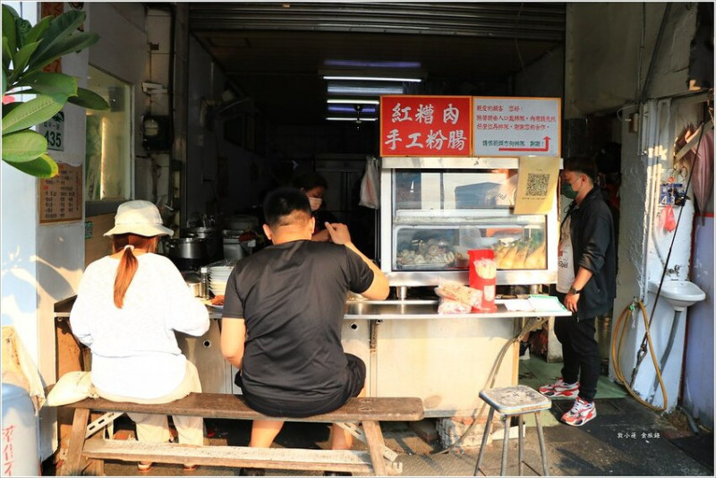 【高雄‧旗山】旗山紅糟肉‧賣了90年在地小吃，不可錯過現炸又香的紅槽肉，Q軟帶勁手工粉腸