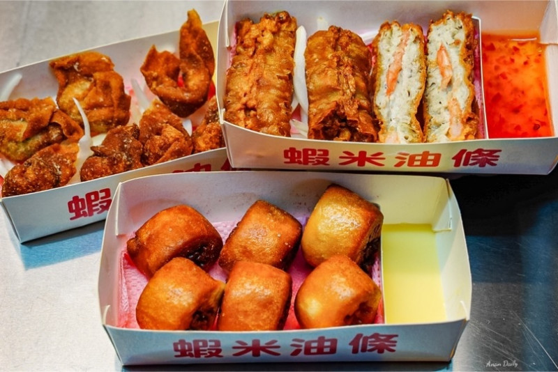 | 高雄美食 |​​金黃酥脆飽滿的百花釀油條還有炸銀絲捲配煉乳/瑞豐夜市百花釀油條