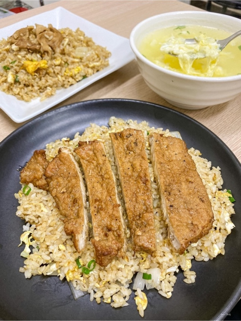 | 高雄美食 |百元有找平價鼎泰豐排骨炒飯好吃不油膩/新一排骨炒飯