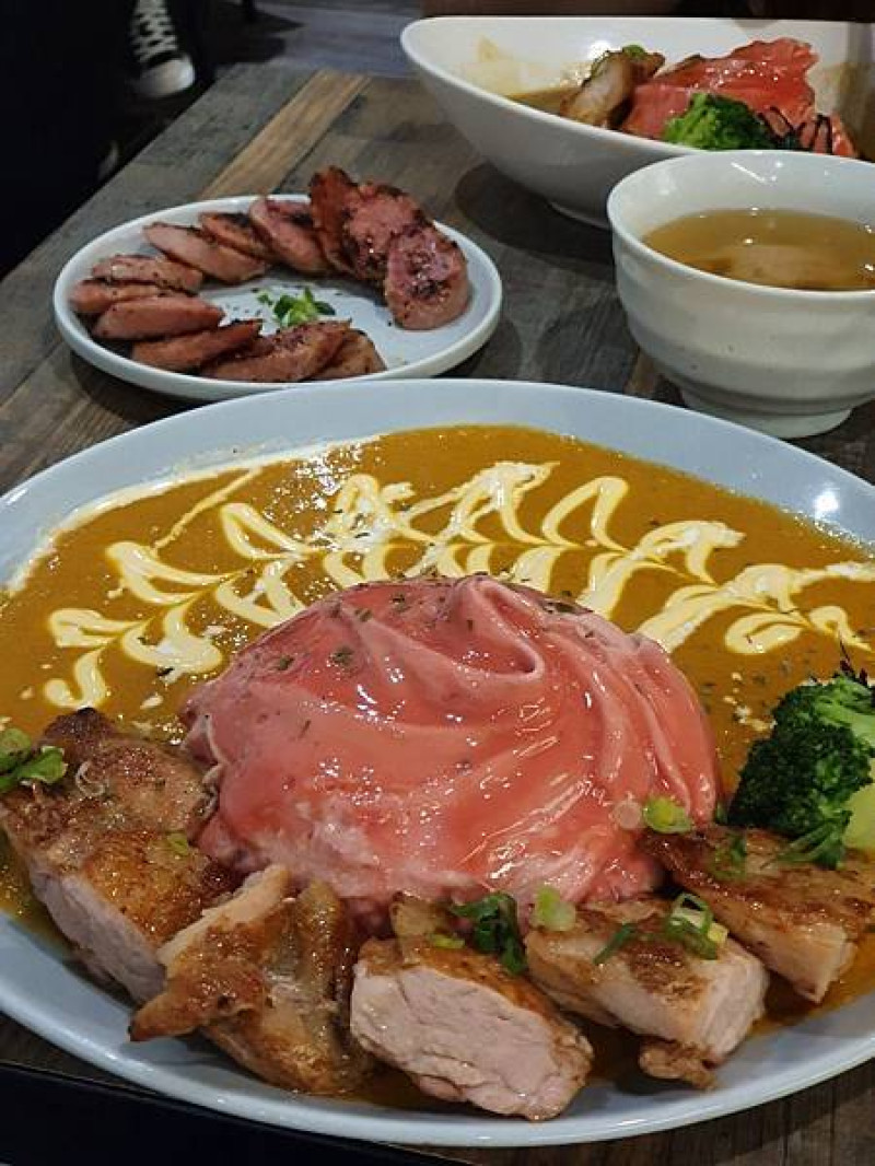 (胖樺食記)景美夜市超推薦歐姆蛋煎雞腿咖哩飯「夜奔 咖哩 Fleeingbynight Curry」/文山區平價美食/晚點就吃不到人氣美食