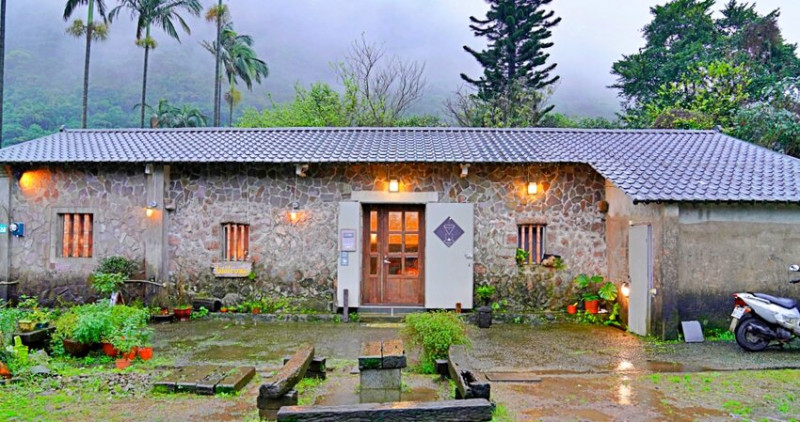 【新北】金山｜山中客廳，沒有地標的石頭小屋三合院，陽金公路上預約制隱世咖啡廳