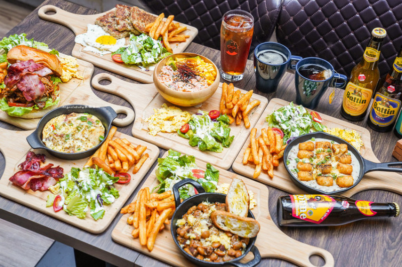 台北東區早午餐推薦『ABV美式餐酒館-世界精釀啤酒』濃濃美國西部牛仔風啤酒餐廳、忠孝敦化站聚餐、大份量早午餐、玻璃屋早午餐、頂好商圈「新開幕美式餐廳」、ABV美式餐酒館菜單、下巴脫臼漢堡、球賽餐廳