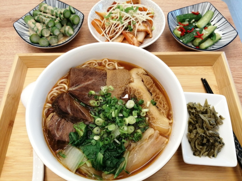 【新北市永和美食記】饗味牛肉麵永和2號店 用料不手軟 湯頭美味是老饕們的新選擇 鄰近四號公園星巴克旁