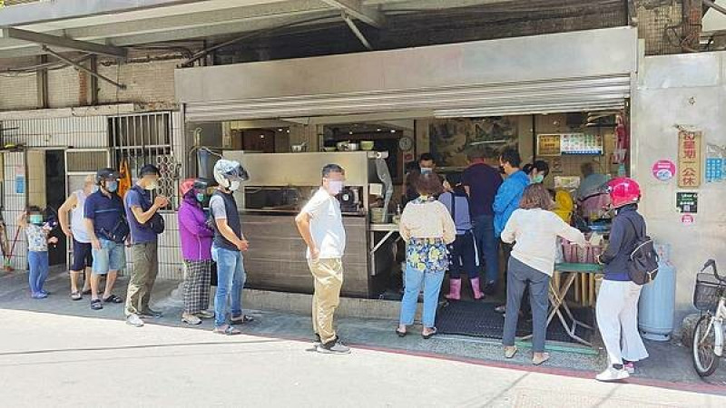 網路上評價４.４顆星的無名美食！點餐免費附湯！用餐時間大排長龍的爆人氣店家～！獨特的一樣餐點，非常深