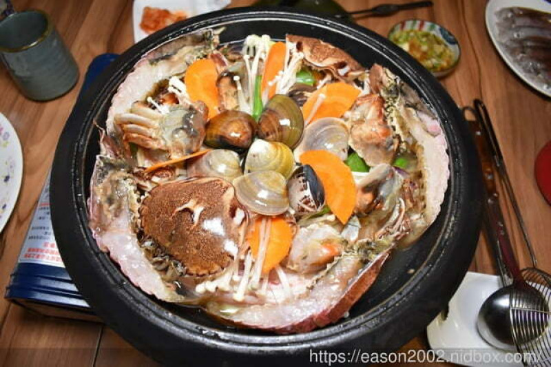 基隆美食推薦。金鍋聚精緻鍋物。食材新鮮嚴選，每日當日配送，超新鮮