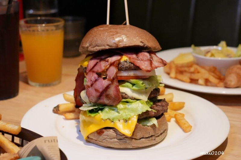 台北西門町美食｜Stan & Cat史丹貓美式漢堡西門店～天阿好大牛肉堡巨無霸漢堡等你來挑戰，還有豐盛的早午餐