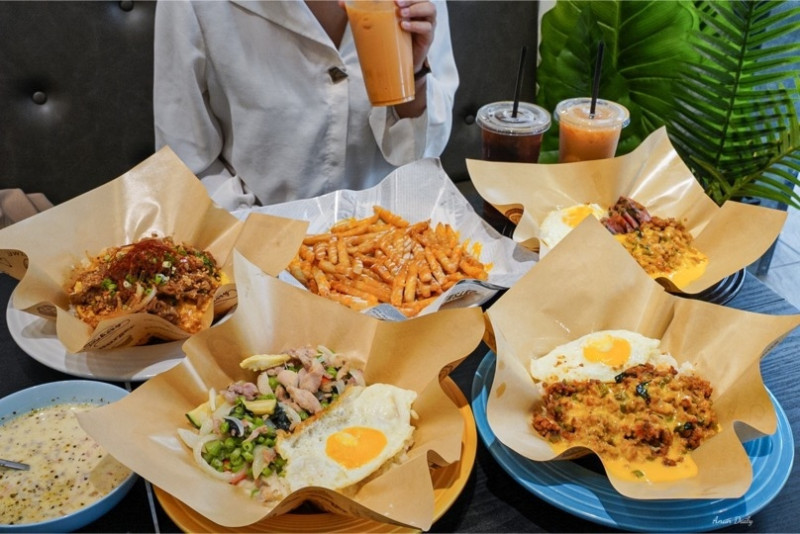 | 高雄美食 |平價大份量泰式紙包料理/超萌的枕頭甜甜圈必點/泰泰我要漢神店