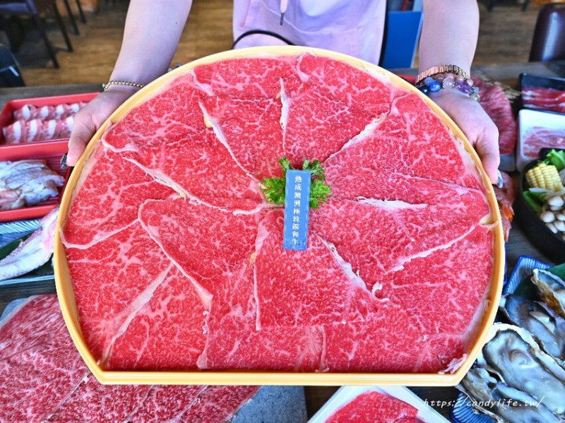 饌和牛｜台中日本和牛鍋物吃到飽，肉肉控必訪，自助吧蔬菜區，還有超狂台式爆炒鍋，湯頭香濃好喝，讓人一喝就上癮～