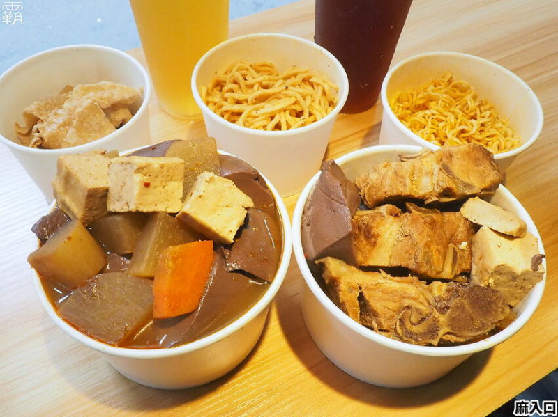 鴨血、板豆腐、臭豆腐夾滿整碗只要79元！麻入口鴨血臭豆腐，東海必吃臭豆腐，鴨血滑嫩，臭豆腐還會噴汁哩~