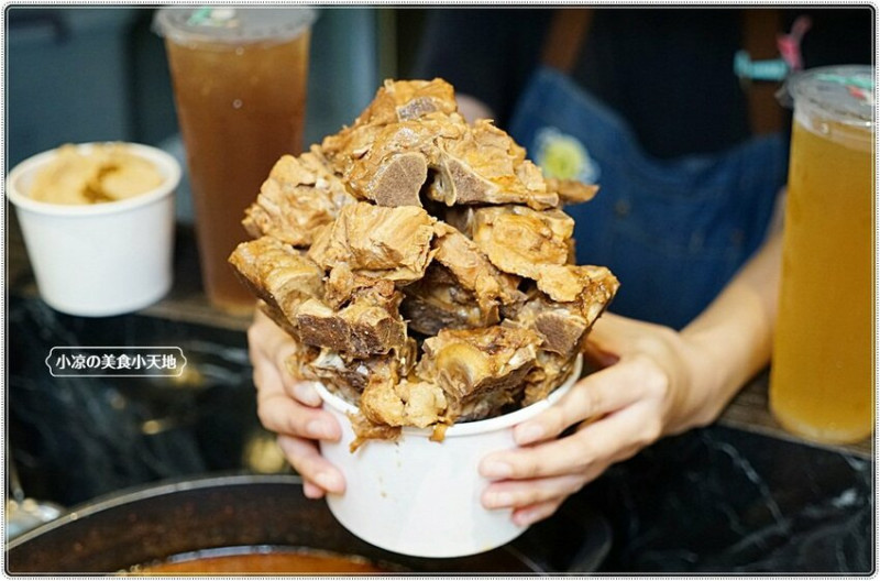 麻入口║藏匿巷弄中的銅板小吃，只要79元！！任你裝到滿、麻辣鴨血、豆腐、排骨等五種主食，絕對讓你吃到爽！