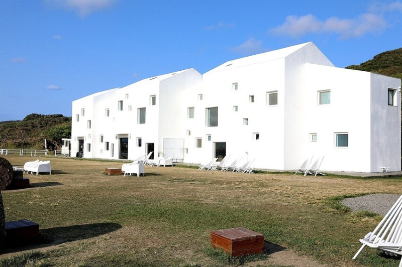 南國草原上的純白忘憂建築 無敵海景&仙境美景 屏東墾丁滿洲超夯人氣民宿｜日日旅海 Ocean Day by Day Hotel