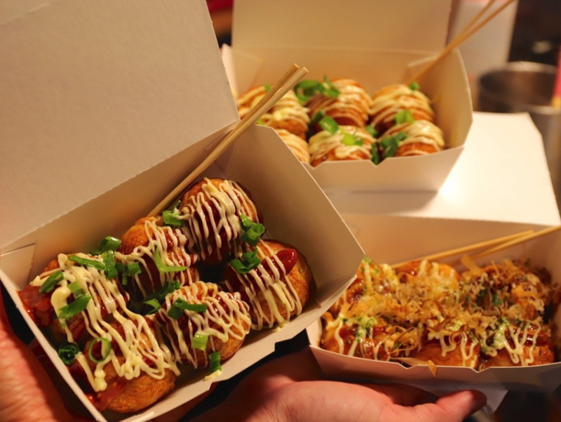 串博章魚燒：不用買機票飛日本.台南夜市就能吃到正宗日本大阪章魚燒，日本老闆親手製作.給你最道地的大阪味~｜台南花園夜市.大東夜市.武聖夜市必吃美食推薦 - 進食的巨鼠