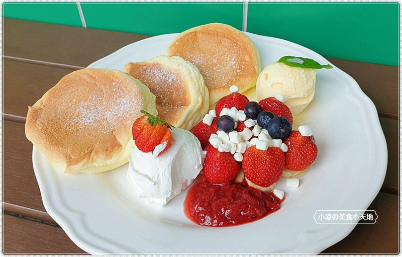 翻轉甜點║台中下午茶，季節限定”草莓舒芙蕾鬆餅”，膨鬆軟綿+上滿滿鲜嫩欲滴草莓、非吃一波不可！！