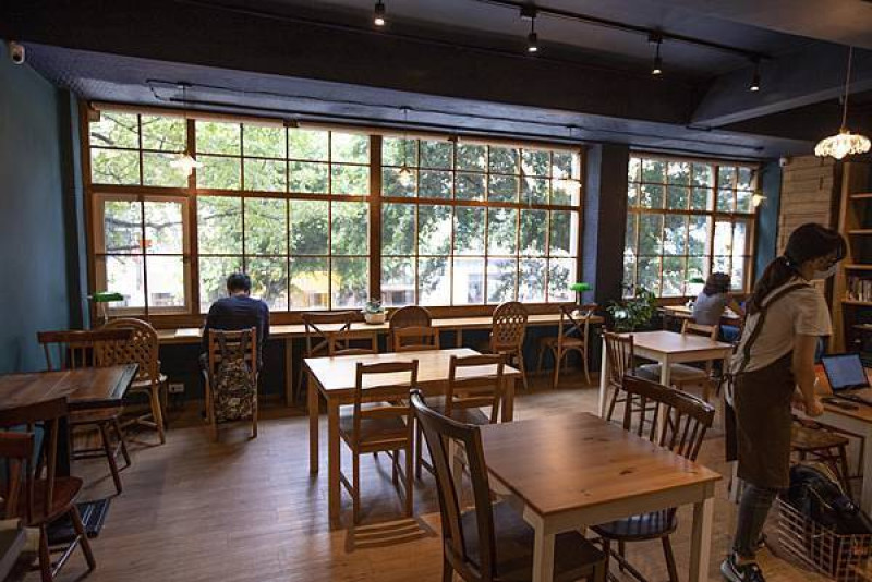 窗邊 Window Cafe - 整面行道樹的綠意盎然，還不快上樓喝杯咖啡？