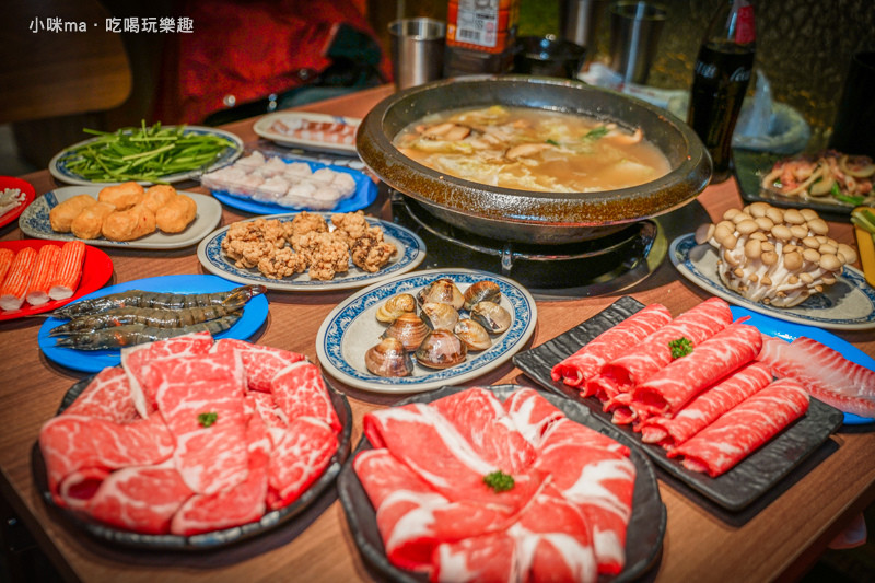 雅香石頭火鍋-板橋店 ▏板橋人有口福啦~超過40年的老字號石頭火鍋終於進駐板橋。爆炒的沙茶清甜湯頭 x 頂級肉品、火鍋料。捷運板橋站 / 板橋美食