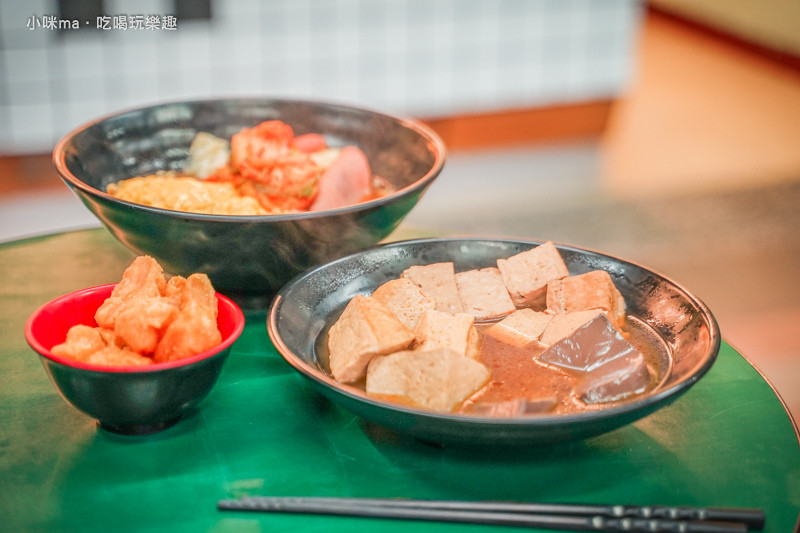 新貳拾壹食堂-新莊花生堂 ▏加熱滷味自由配 炒泡麵、麻辣鴨血也能mix在一起。嗜辣者還有7種辣度任你選。新莊人氣小吃 / 宵夜首選。捷運丹鳳站