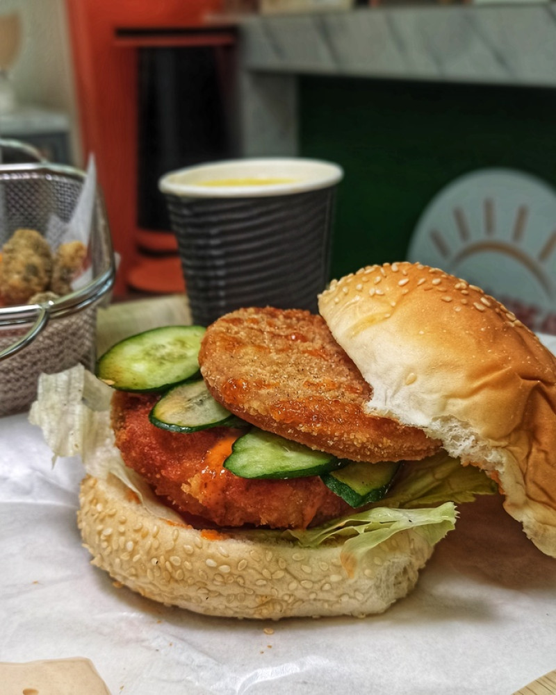 【新北三重】巧速漢堡，地表最強的美味漢堡，三重蔬食，素食漢堡推薦，未來肉漢堡，蔬食漢堡 蔬食餐廳推薦