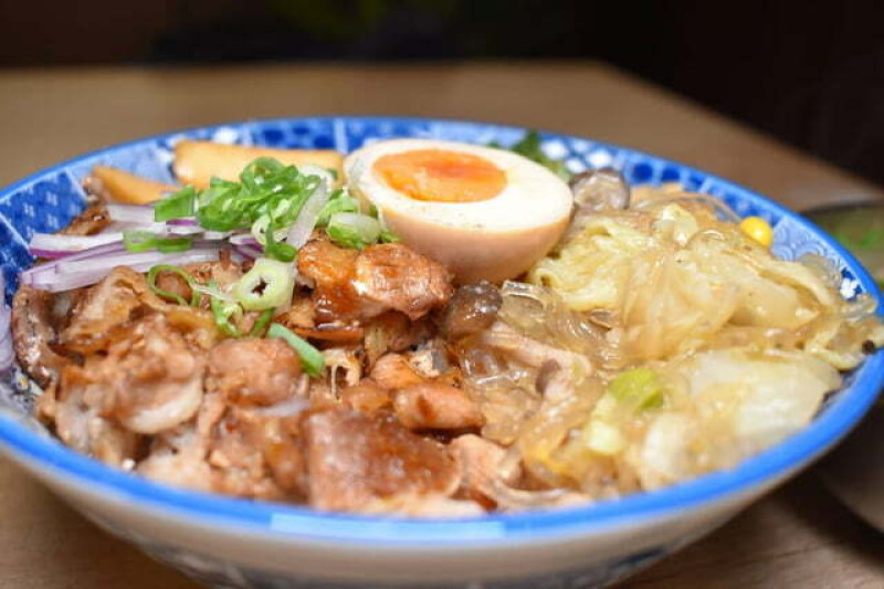 新莊廟街美食推薦。阿公食堂（涼麵）。香烤牛肉蓋飯，香氣四溢