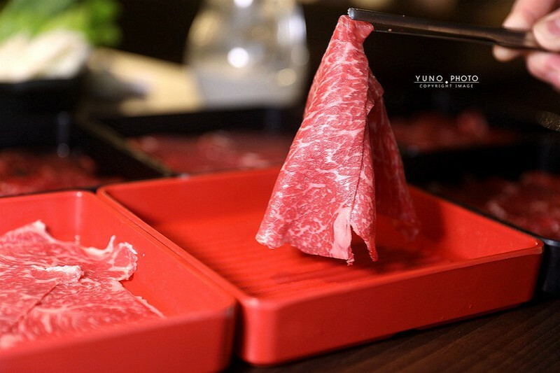 超狂和牛吃到飽！肉食控的天堂 專人桌邊爆炒鍋底，肉多多打造澳洲和牛火鍋吃到飽新品牌