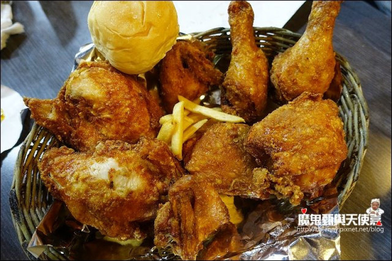 《小姑食記/捷運淡水信義線/圓山站美食》女王漢堡炸雞~招牌薄皮炸雞和壓扁漢堡的台北速食老店