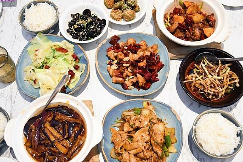 高雄市新興區【來呷飯川食堂】平價川食堂，讓人白飯吃不停，好吃到想再吃！還沒吃過？趕快搭捷運來吃吧～高雄美食推薦※