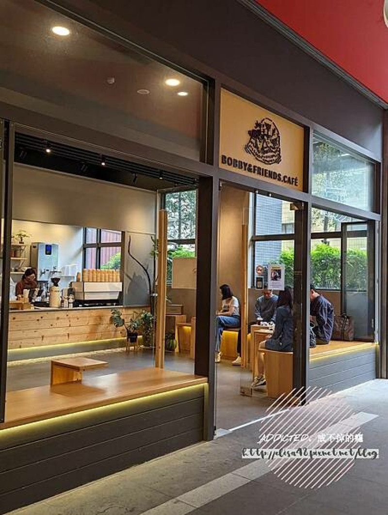 台北大同-[BOBBY & FRIENDS. CAFE 巴比咖啡商行] 中山捷運站5號出口旁出站即達，奶油吐司三明治與咖啡喚醒早晨，沙拉捲與肉醬飯美味營養兼具，韓風質感外帶咖啡吧
