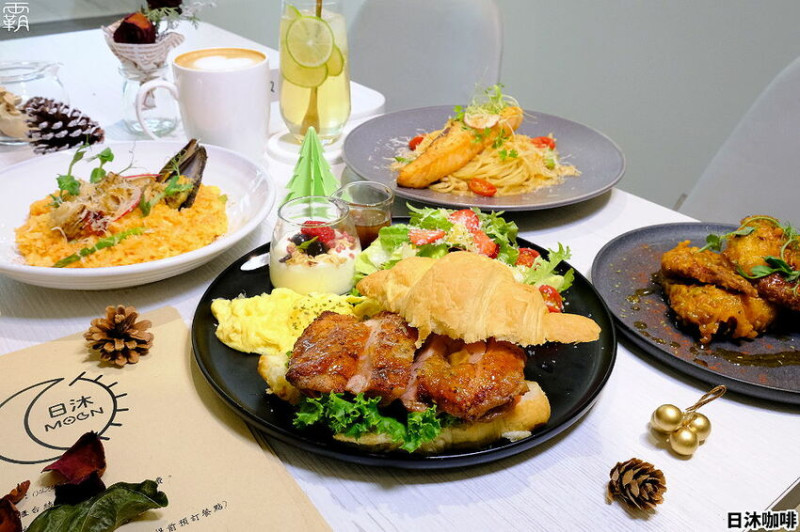 The Moon日沐咖啡，白色咖啡館有豐富創意餐點，還有超cute草莓雪人牛奶~