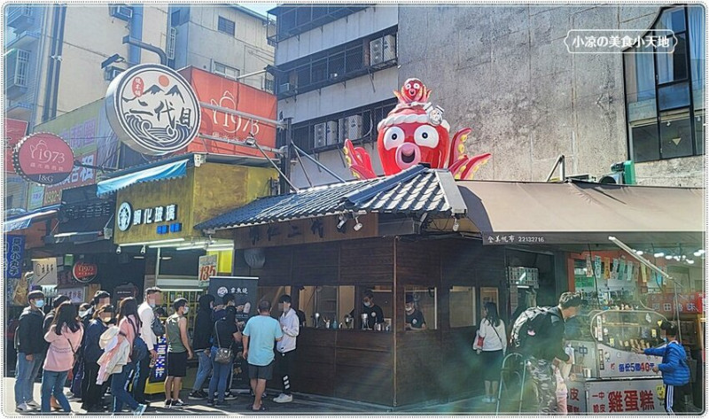 大章魚出沒一中街！只賣外酥內嫩美味章魚燒，圓滾滾8種口味任你挑，還有飲料可搭優惠組合餐！！