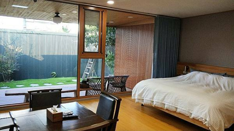 住宿【嘉義。瀞巷 顏宅】CP值超高40坪大空間｜日式老宅平房木質風｜房間內就有小庭園