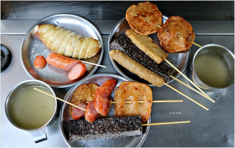 【高雄】中正市場黑輪大腸香腸攤‧四十年老店堅持碳火碳烤，傳統小吃勾起兒時回憶