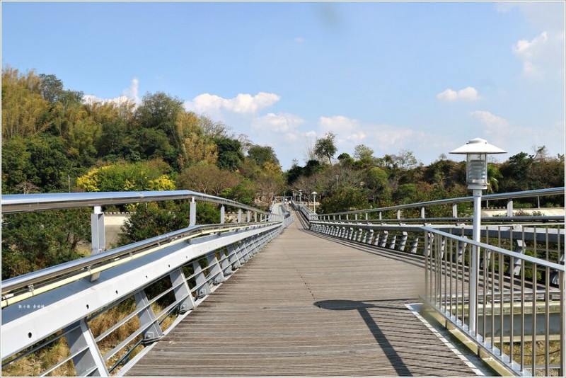 【高雄‧旗山】旗山溪地景步道橋‧改建日治糖廠運送甘蔗的五分車軌道，旗山夜晚最美的景色