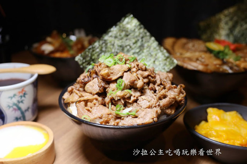 蘆洲美食『牛丁次郎坊x深夜裡的和魂燒肉丼x蘆洲支店』雞白湯.冬瓜檸檬無限供應排隊餐廳
