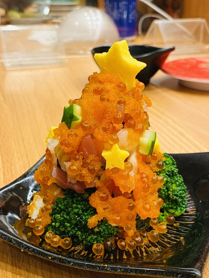 【台中 迴轉壽司】合點壽司 がってん寿司 台中大遠百店，聖誕節也可以很和風，來份"壽司聖誕樹"絕對與眾不同