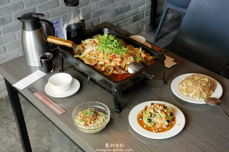 城裡來的巫山烤魚｜台中西區美食｜麻香酸辣太上頭！久違的剁椒風味，重現了我們在大陸工作時的美味饗宴！台中烤魚、台中聚餐推薦