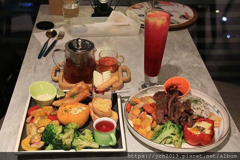 新莊宏匯廣場美食推薦／魚骨頭Fish Bone Cafe宏匯店／用餐環境清新舒適、豐盛的餐點健康又美味