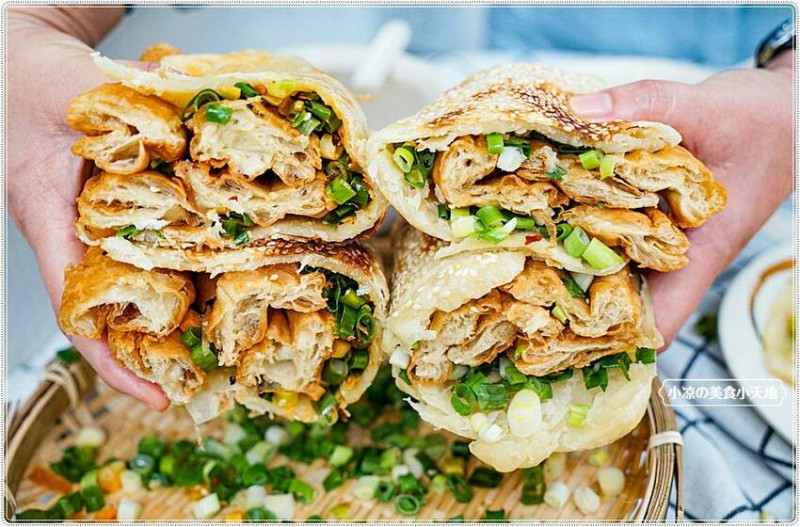 台中首見爆蔥蔥花燒餅油條，加辣加酸菜最過癮的新吃法，每日手工現做，想吃得趁早來！！