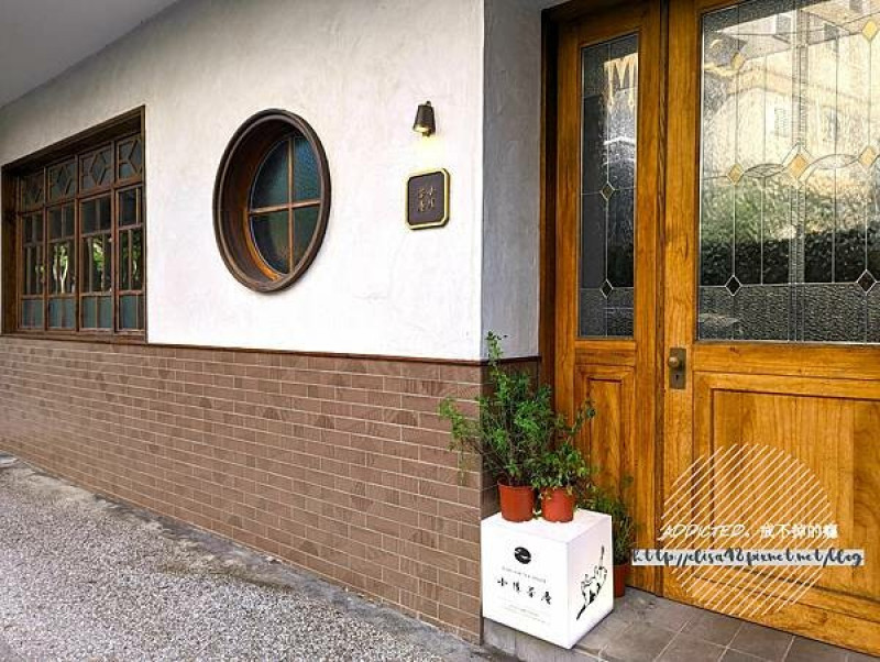台北信義-[小隱茶庵 信義店] 象山站10分鐘近步道入口與信義商圈，大正浪漫日式復古喫茶風情揉合中西方元素，精緻茶食與慵懶貓咪相伴，享受好茶時光的歲月靜好