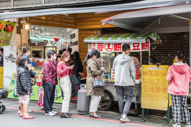 桃園市中壢區王記現煎麥餅紅豆餅｜這價格停在二十年前吧！？車輪餅三個竟然只要十元！