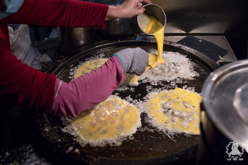 東石直銷施香脆蚵仔煎｜台北萬華廣州街夜市食記｜邊邊酥到像餅乾一樣，配上帶點花生味的醬味道不賴，主角蚵仔個頭也都超大 - 卡爾茗 C.L.M.