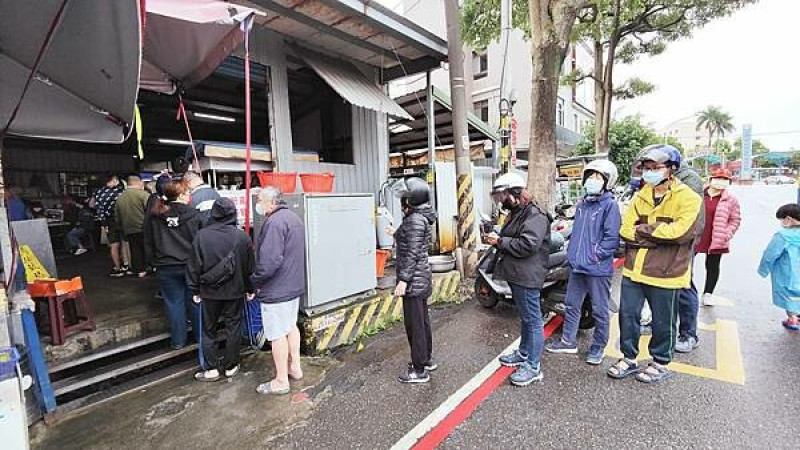 【桃園美食】大有路鐵皮屋米粉湯-就算下雨天也大排長龍的無名米粉湯小吃店