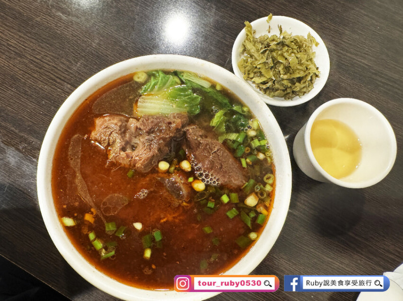 【信義區美食】牛味餐館附菜單，隱身虎林街巷弄內的排隊美食，牛肉麵份量超大碗，內用小菜以盤計價自己夾到