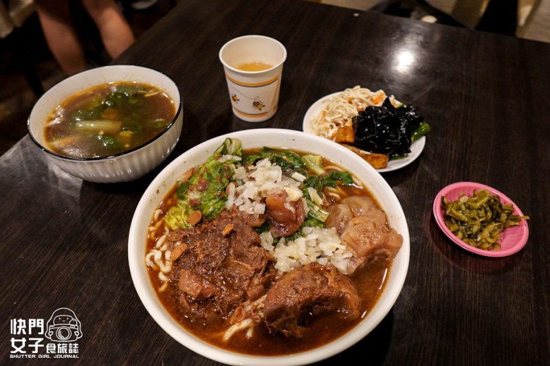 【台北 信義區】牛味餐館x牛肉乾拌麵x超大塊嫩牛肉x小菜自己夾到滿