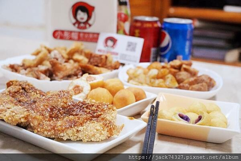 {台中美食}台中蜜汁雞排推薦：小彤帽密沾醤炸鷄排，店家獨特炸粉＋秘製醬汁保證好吃到停不下來/別讓一姐不開心
