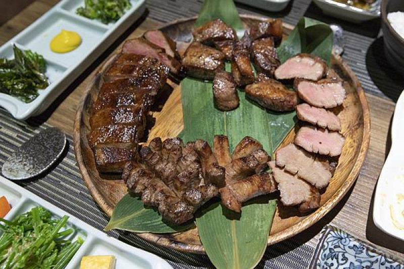 起上小法師牛舌炭燒專門店 - 兩個人吃這麼大盤牛舌是有多餓!?